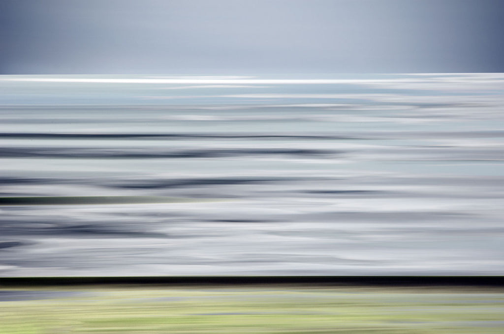 Abstract motion blur effect with horizontal lines on a gradient background