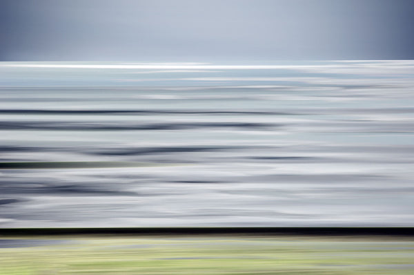 Abstract motion blur effect with horizontal lines on a gradient background
